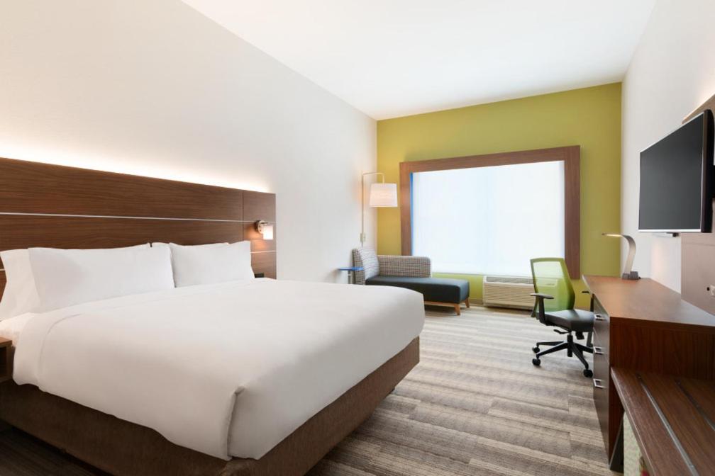 Holiday Inn Express & Suites Cincinnati NE Red Bank Road
