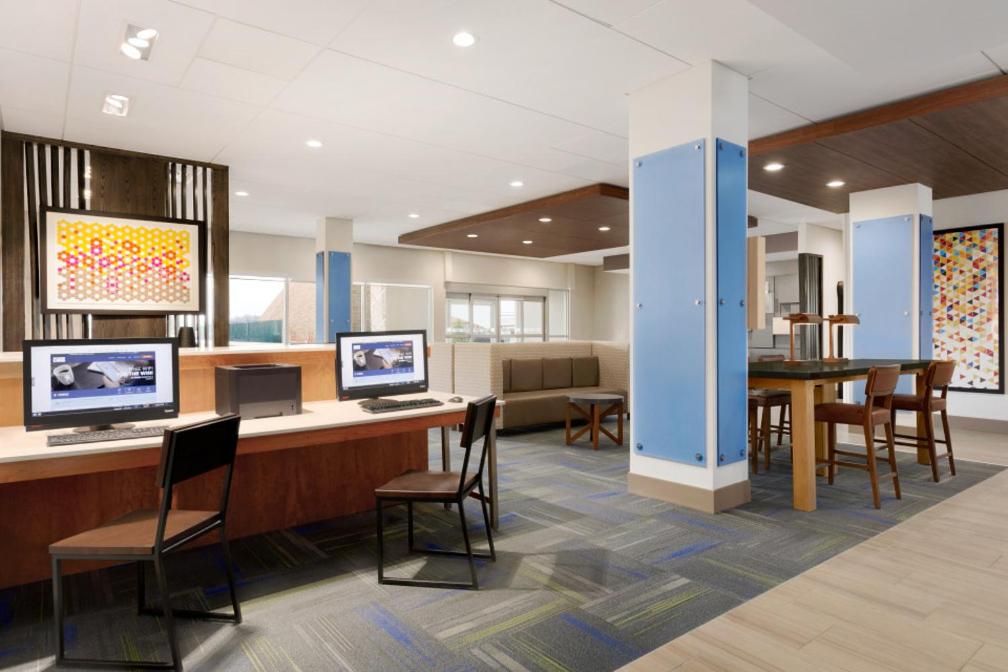 Holiday Inn Express & Suites Cincinnati NE Red Bank Road