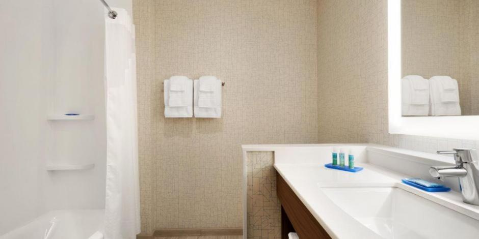 Holiday Inn Express & Suites Cincinnati NE Red Bank Road