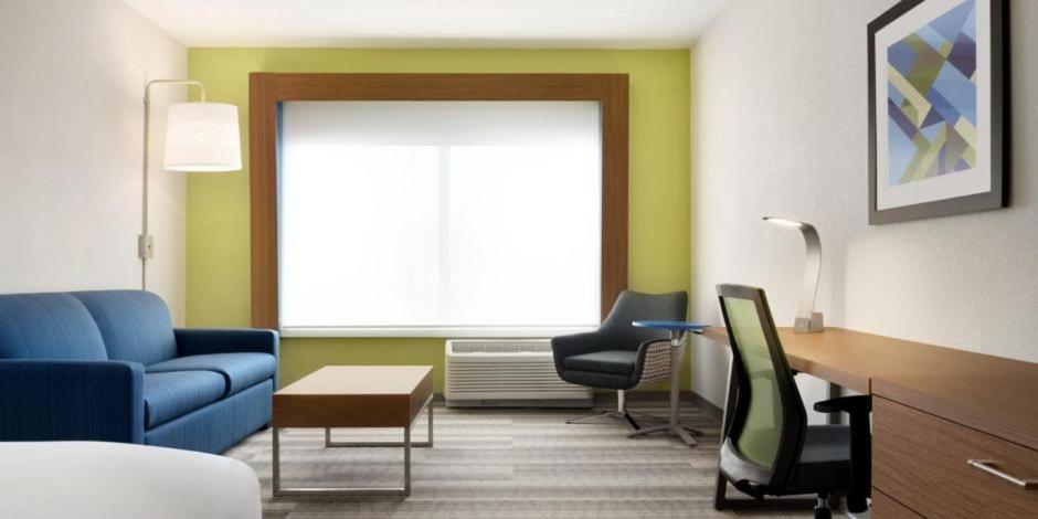 Holiday Inn Express & Suites Cincinnati NE Red Bank Road