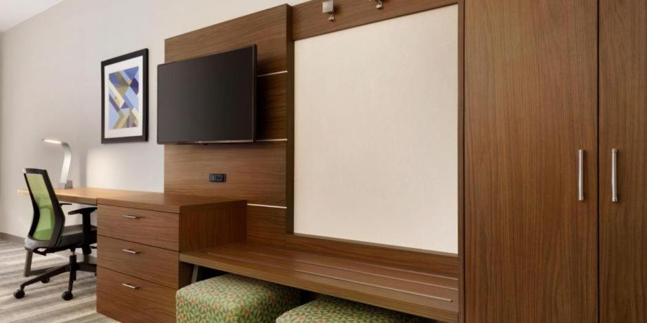 Holiday Inn Express & Suites Cincinnati NE Red Bank Road