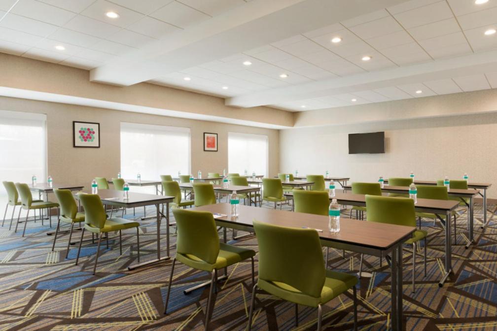 Holiday Inn Express & Suites Cincinnati NE Red Bank Road