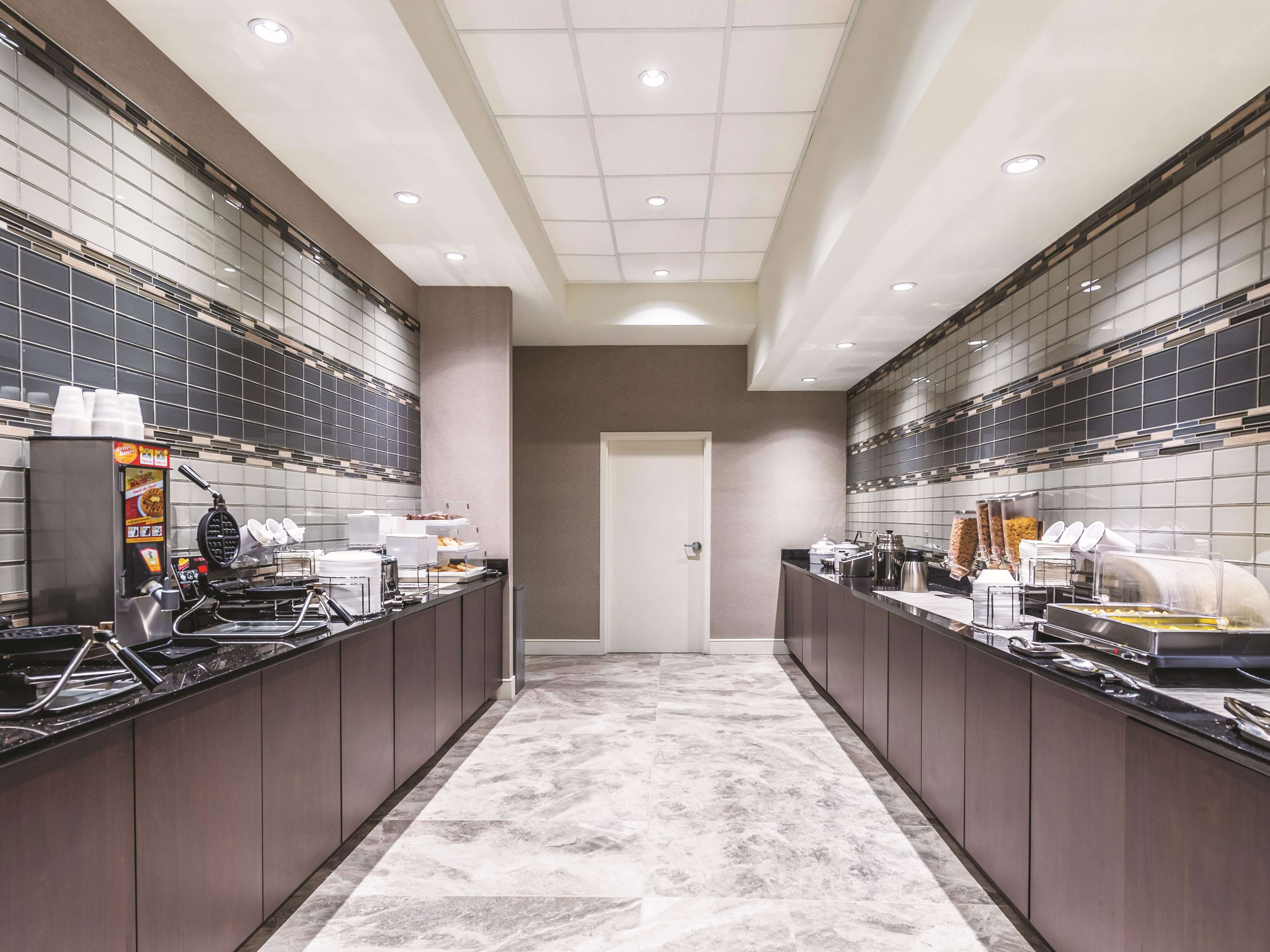 La Quinta Inn & Suites by Wyndham Cincinnati Sharonville