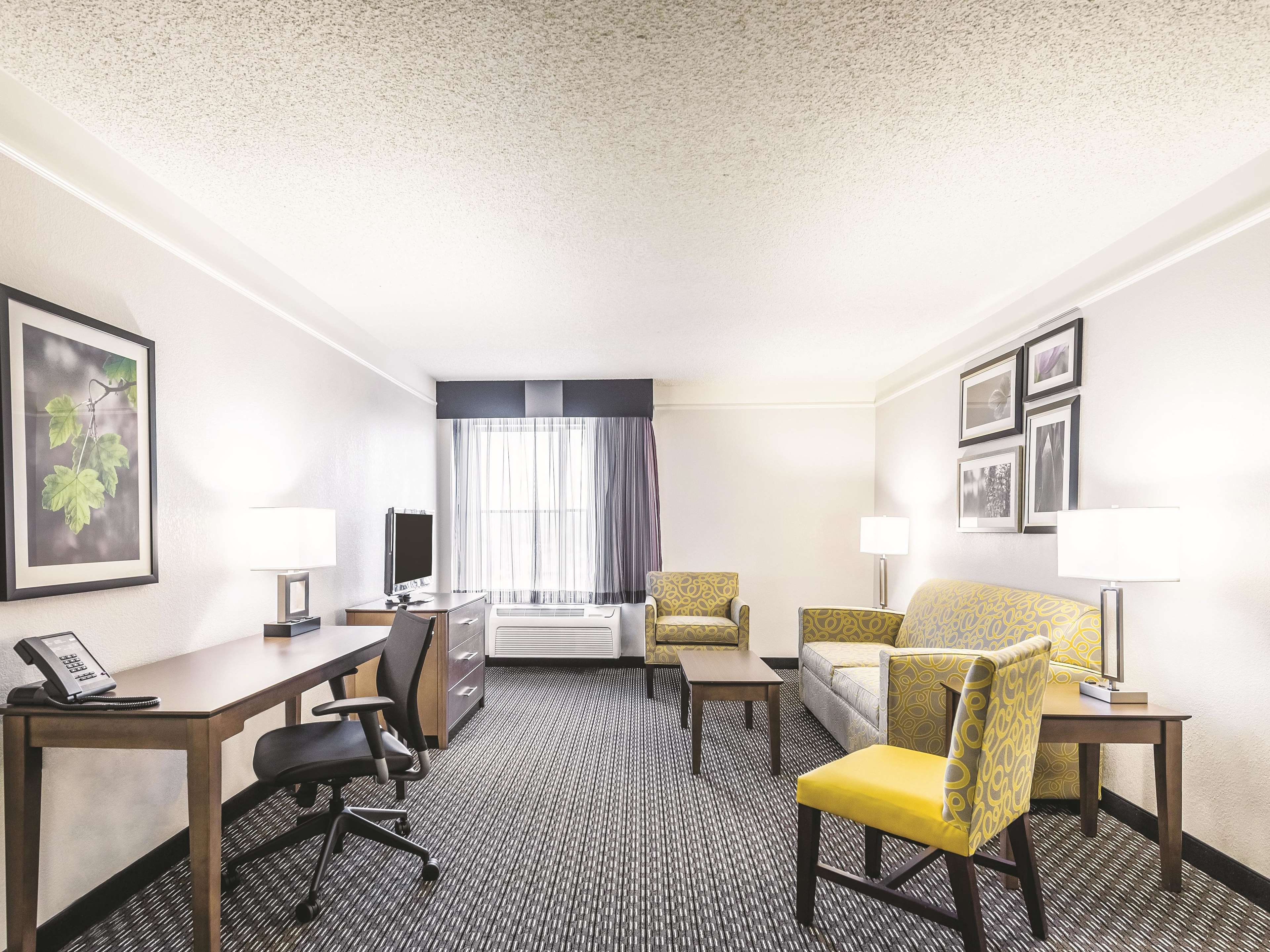 La Quinta Inn & Suites by Wyndham Cincinnati Sharonville