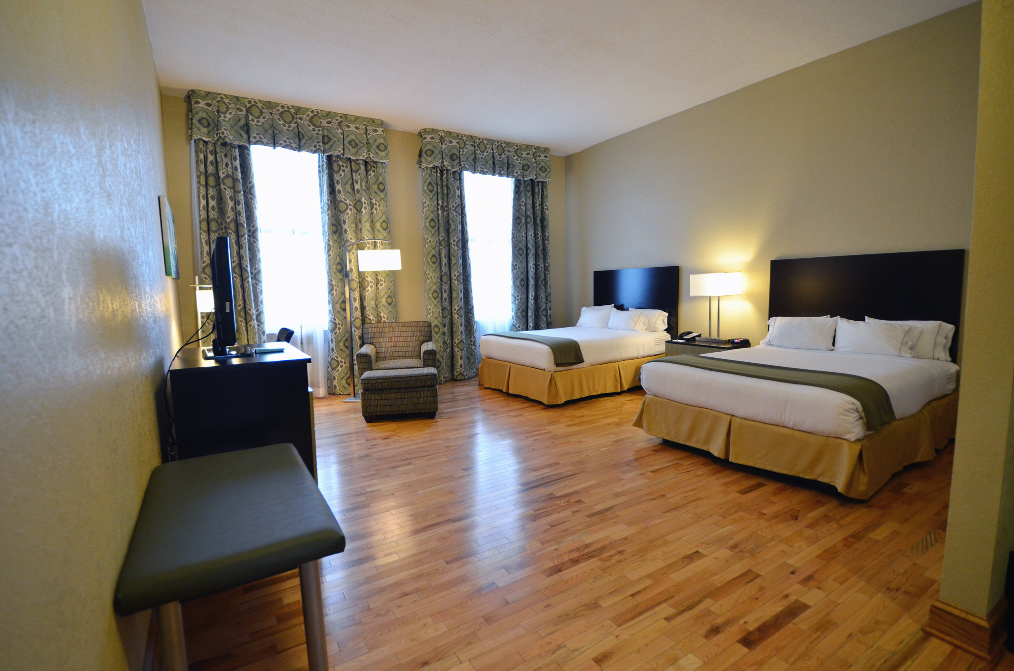 Holiday Inn Express & Suites Cleveland - Downtown