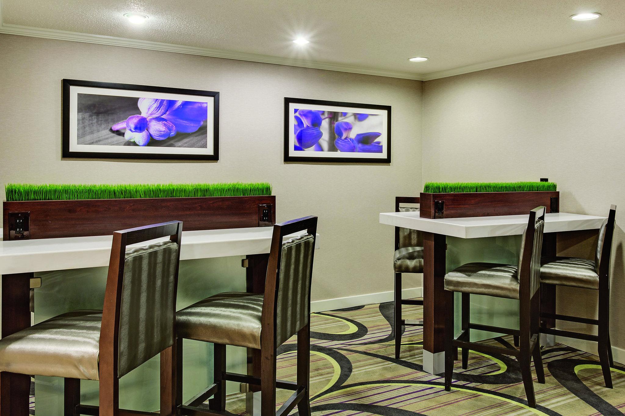 La Quinta Inn & Suites by Wyndham Cleveland - Airport North