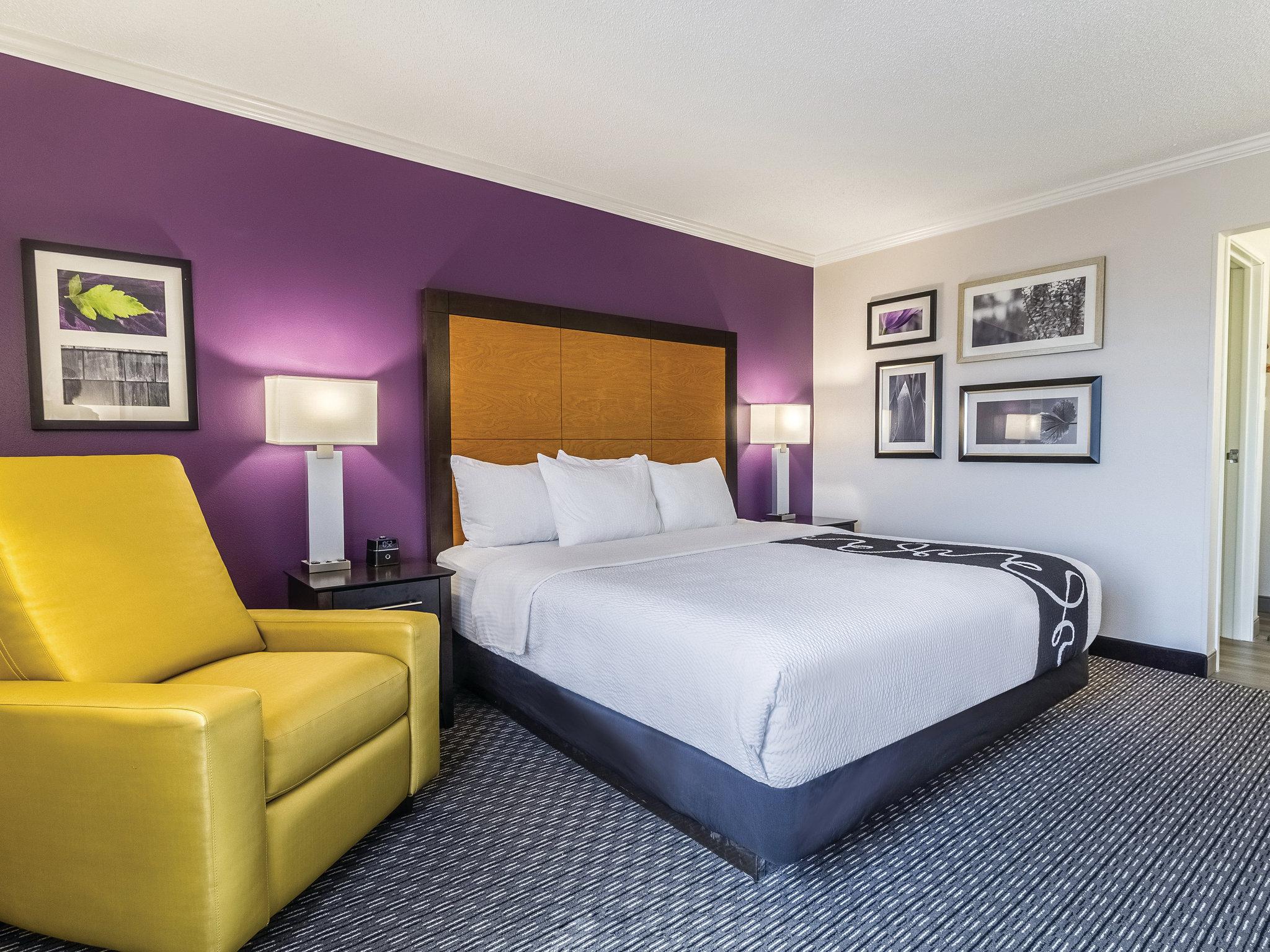 La Quinta Inn & Suites by Wyndham Cleveland - Airport North