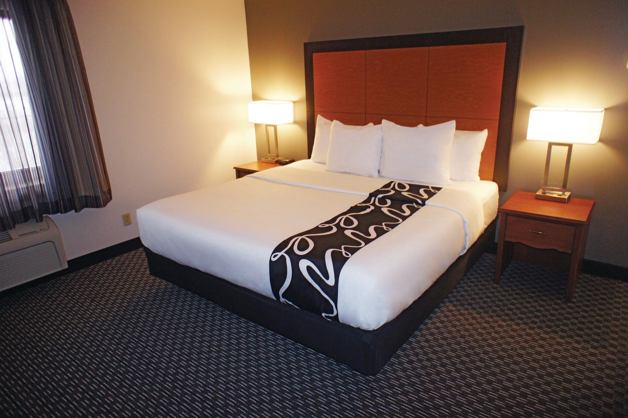 La Quinta Inn & Suites by Wyndham Cleveland - Airport North