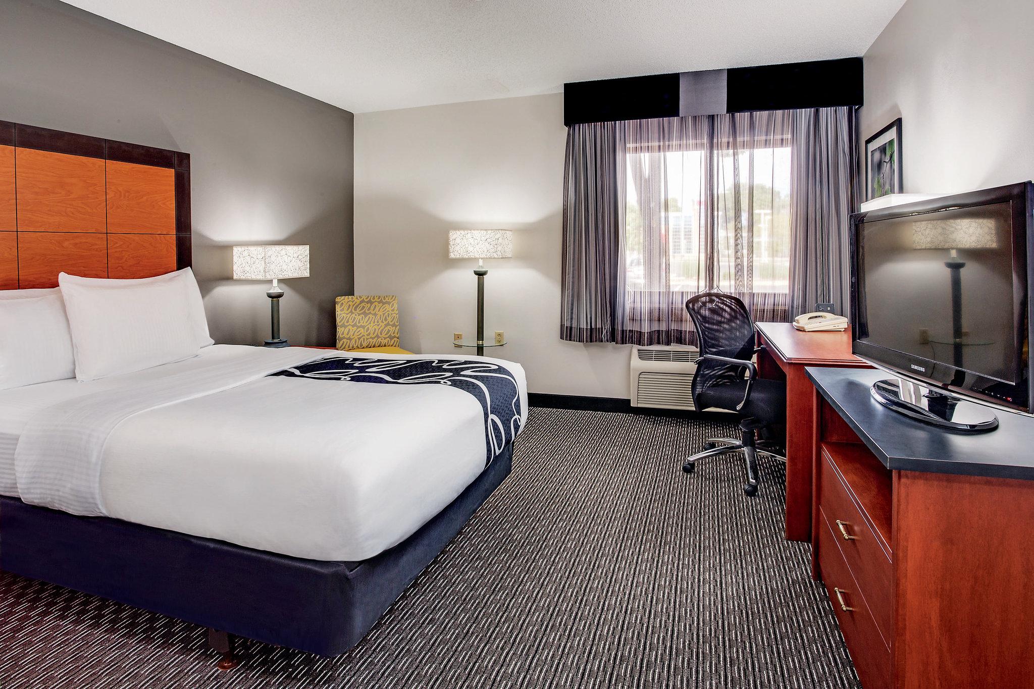 La Quinta Inn & Suites by Wyndham Cleveland - Airport North
