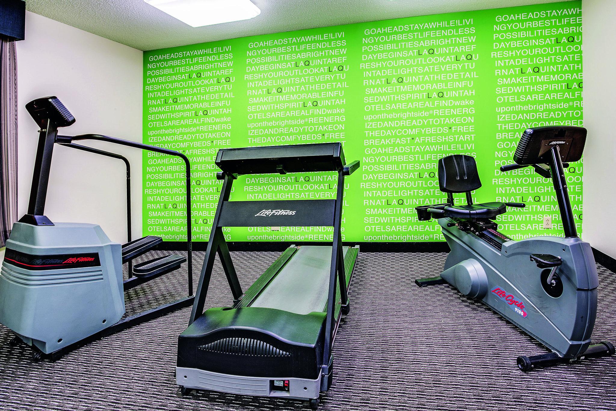 La Quinta Inn & Suites by Wyndham Cleveland - Airport North