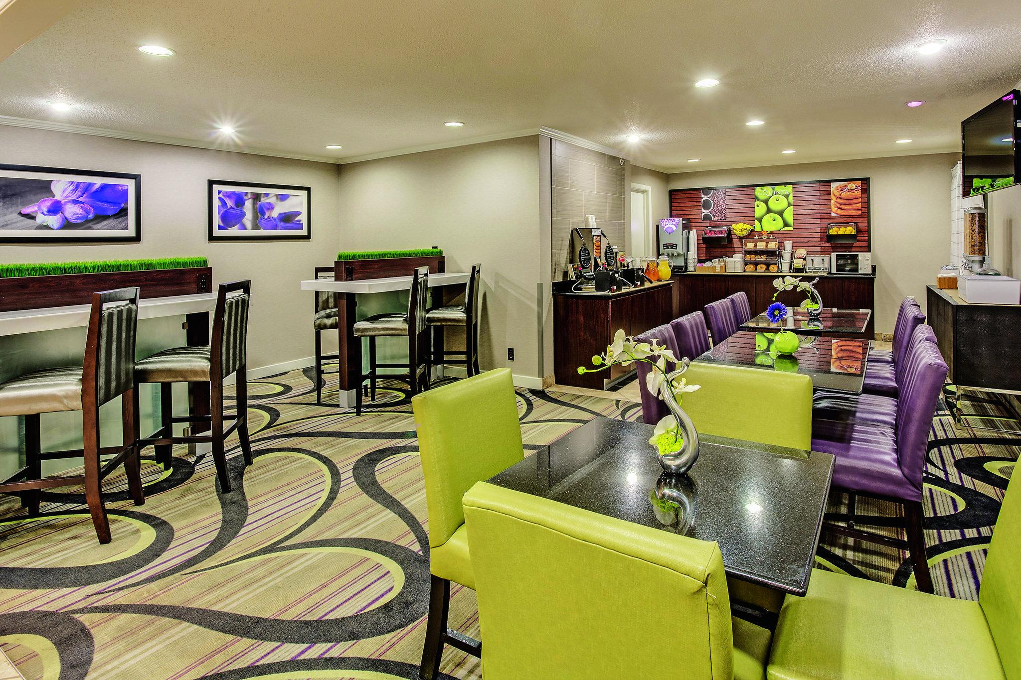 La Quinta Inn & Suites by Wyndham Cleveland - Airport North