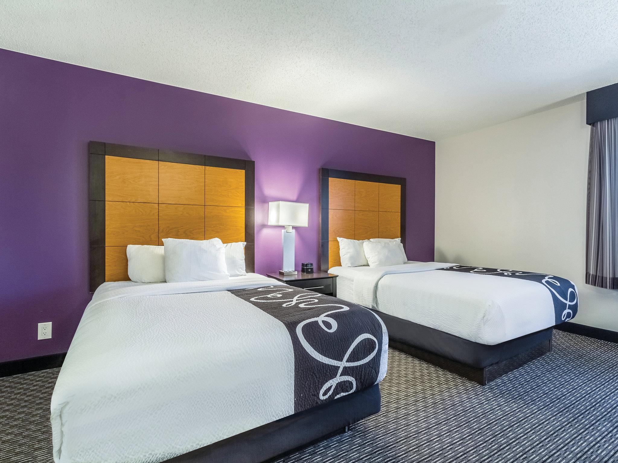La Quinta Inn & Suites by Wyndham Cleveland - Airport North