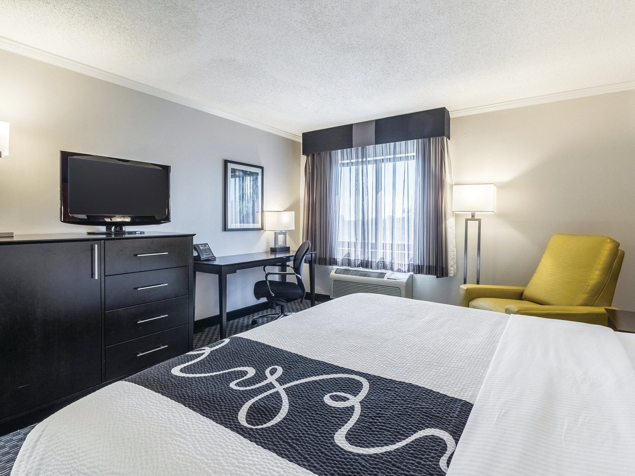 La Quinta Inn & Suites by Wyndham Cleveland - Airport North