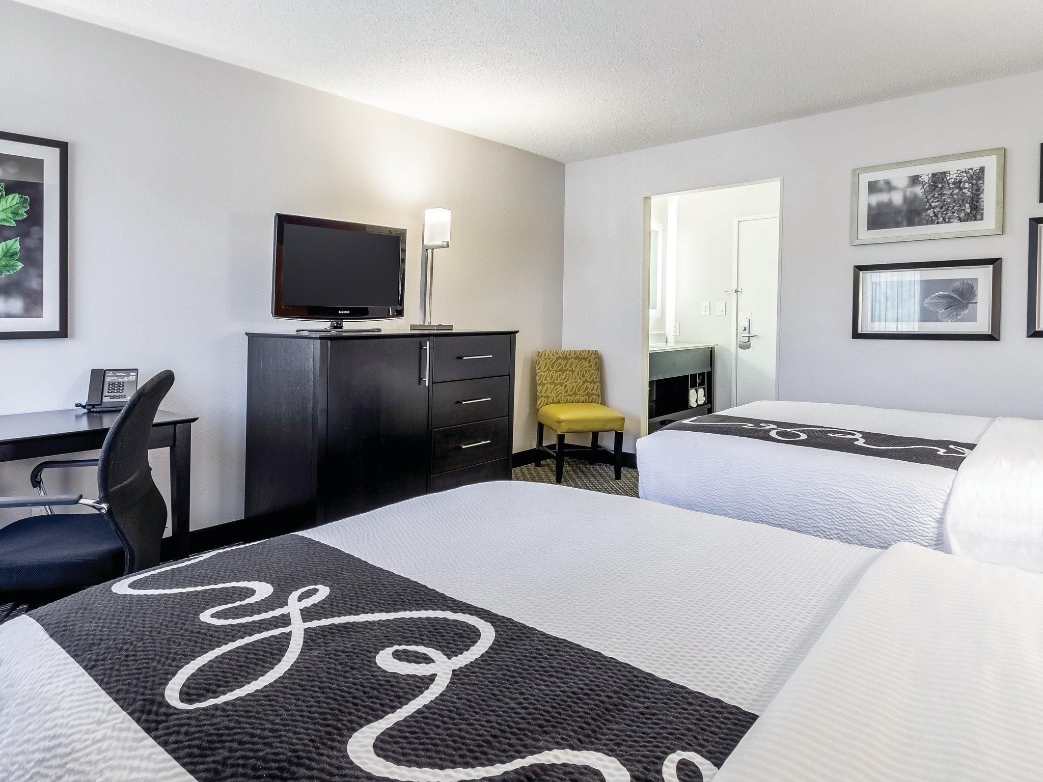 La Quinta Inn & Suites by Wyndham Cleveland - Airport North