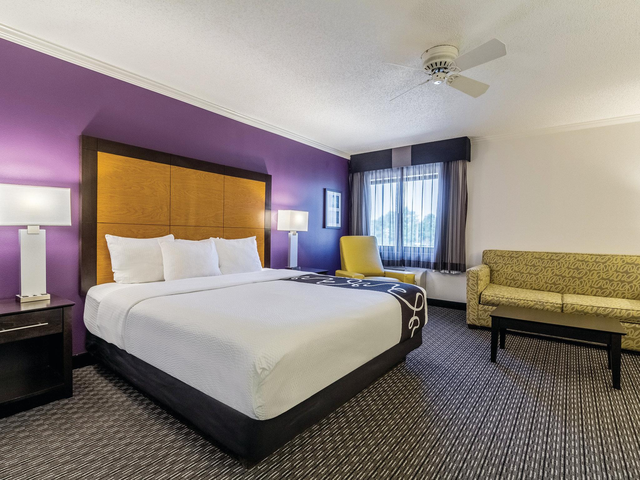 La Quinta Inn & Suites by Wyndham Cleveland - Airport North