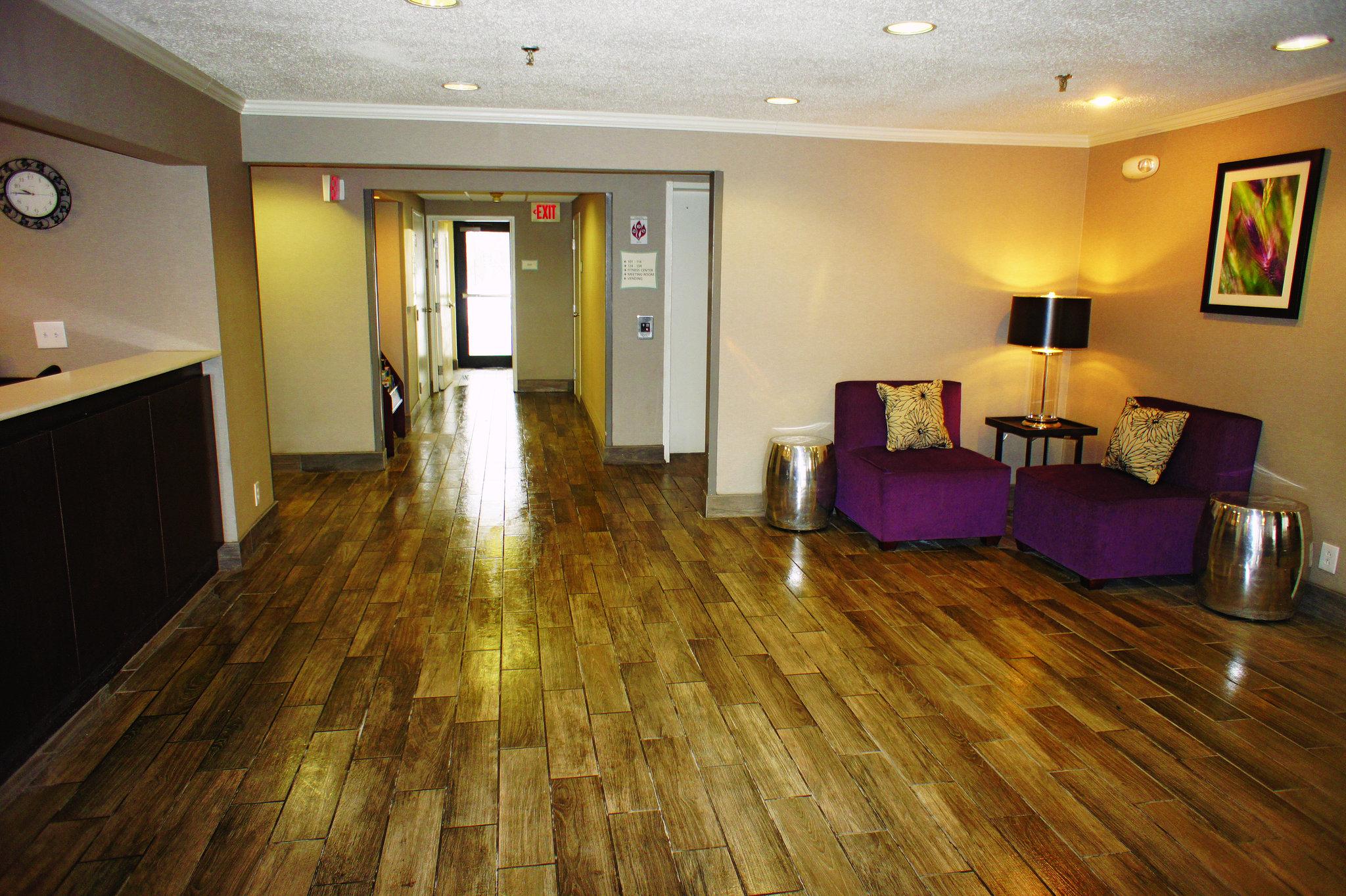 La Quinta Inn & Suites by Wyndham Cleveland - Airport North