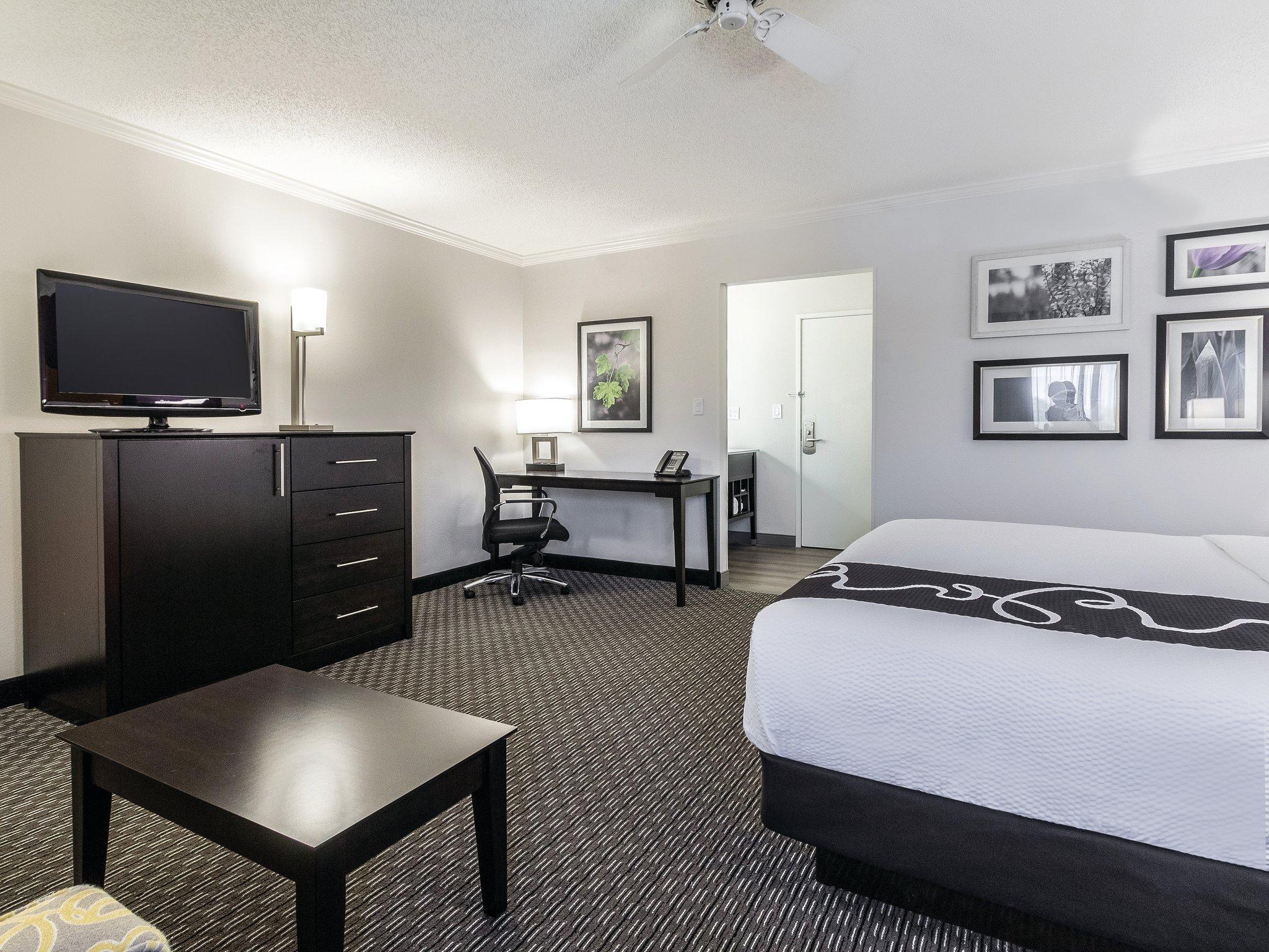 La Quinta Inn & Suites by Wyndham Cleveland - Airport North