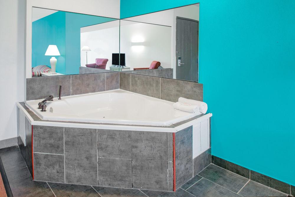 Skylight Inn & Suites