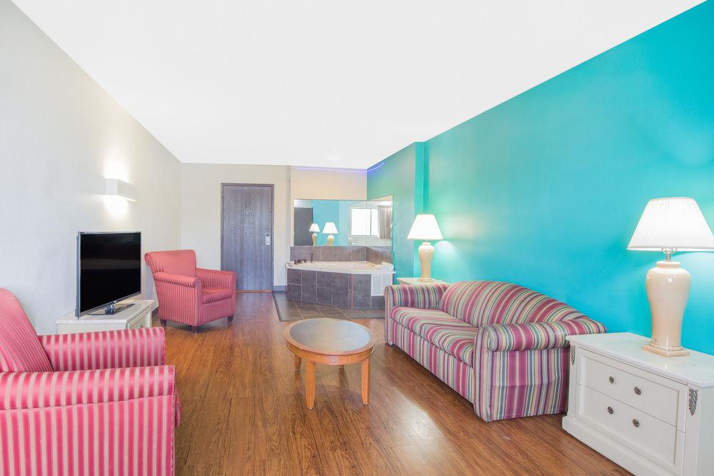 Skylight Inn & Suites