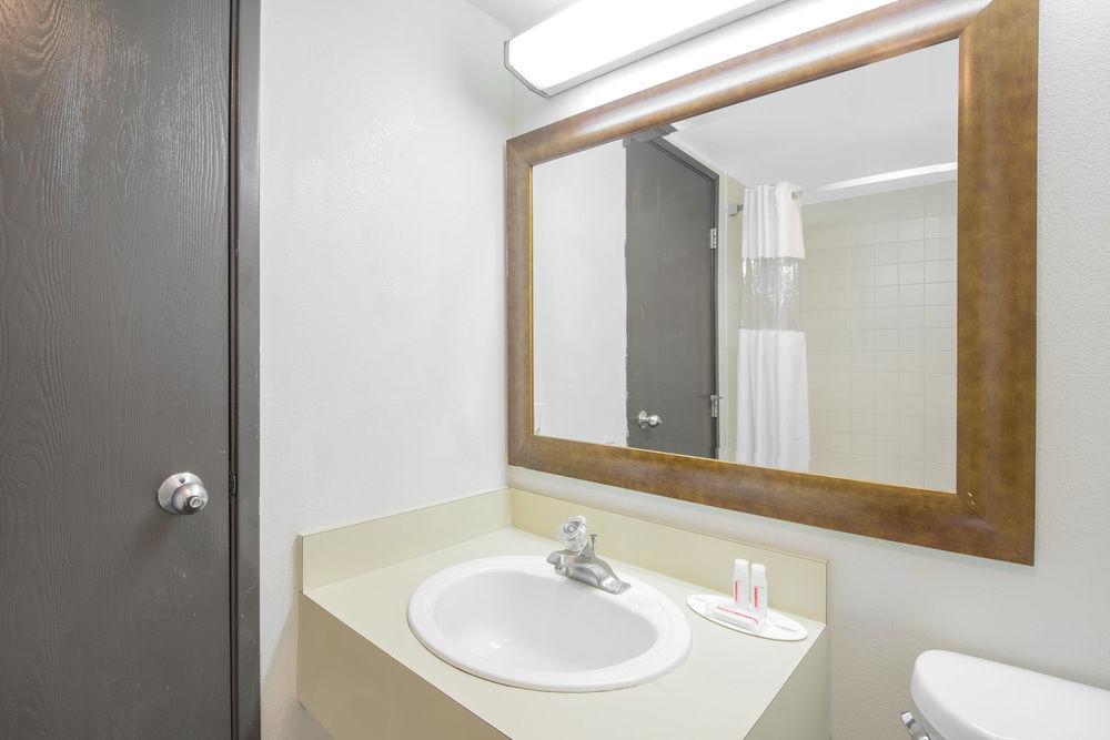 Skylight Inn & Suites