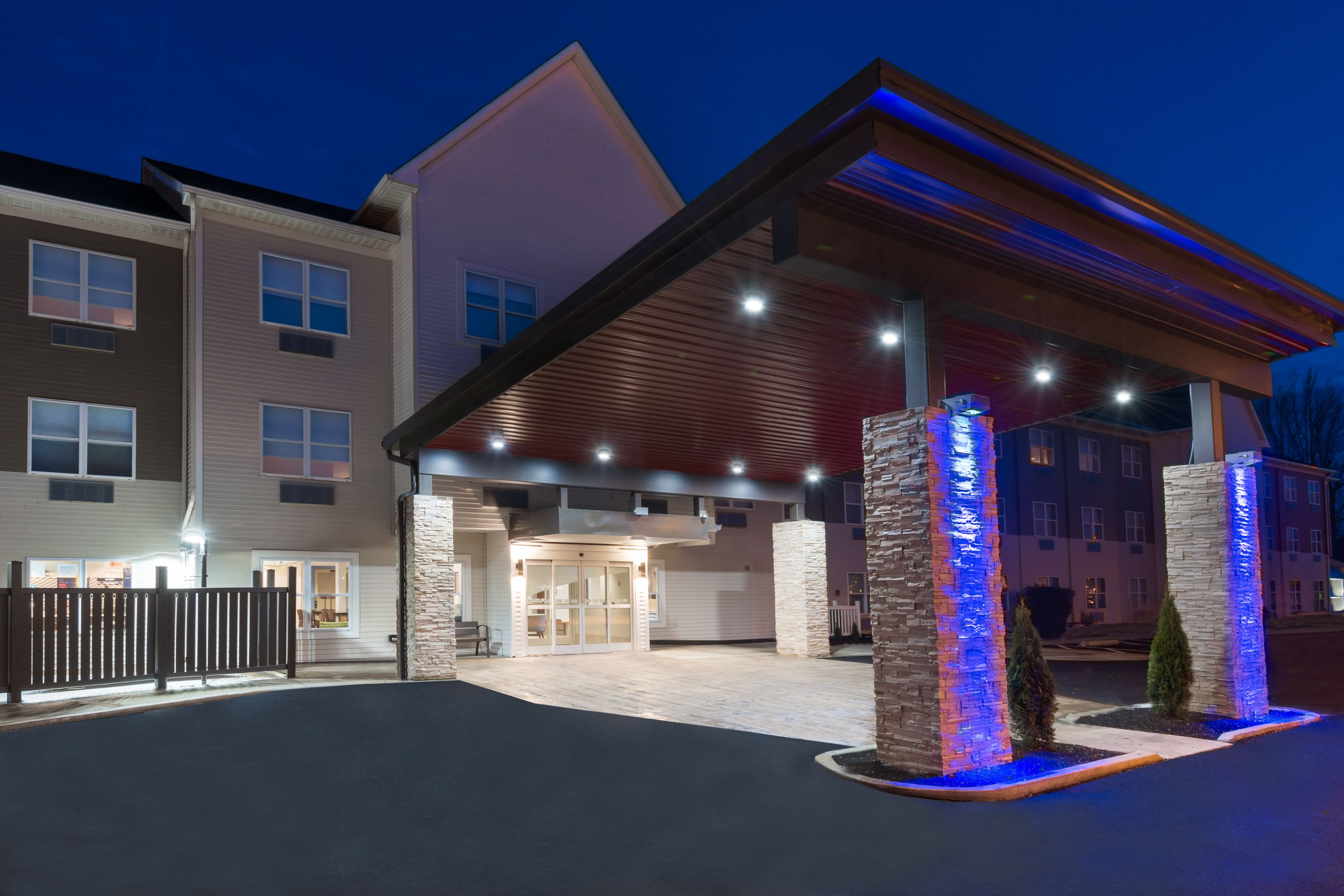 Holiday Inn Express & Suites Columbus Airport East
