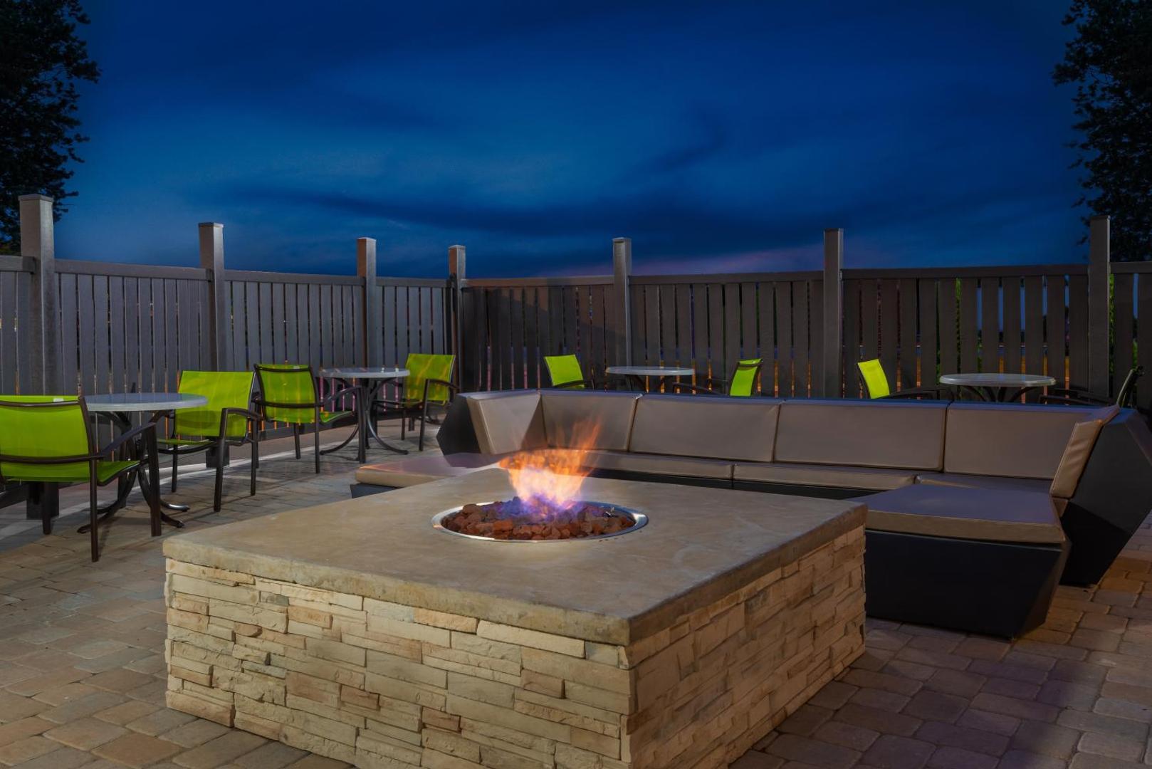 Holiday Inn Express & Suites Columbus Airport East