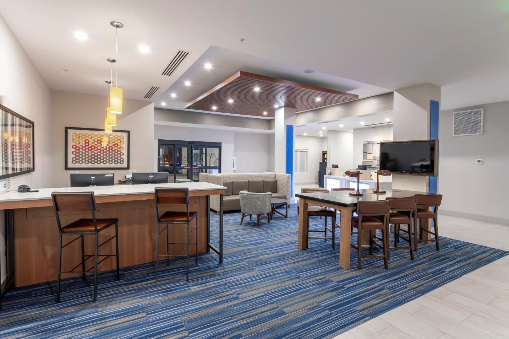 Holiday Inn Express & Suites Columbus-Worthington