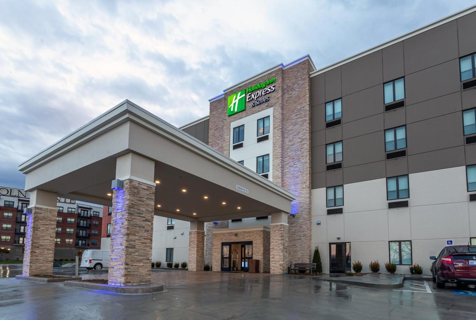 Holiday Inn Express & Suites Columbus-Worthington