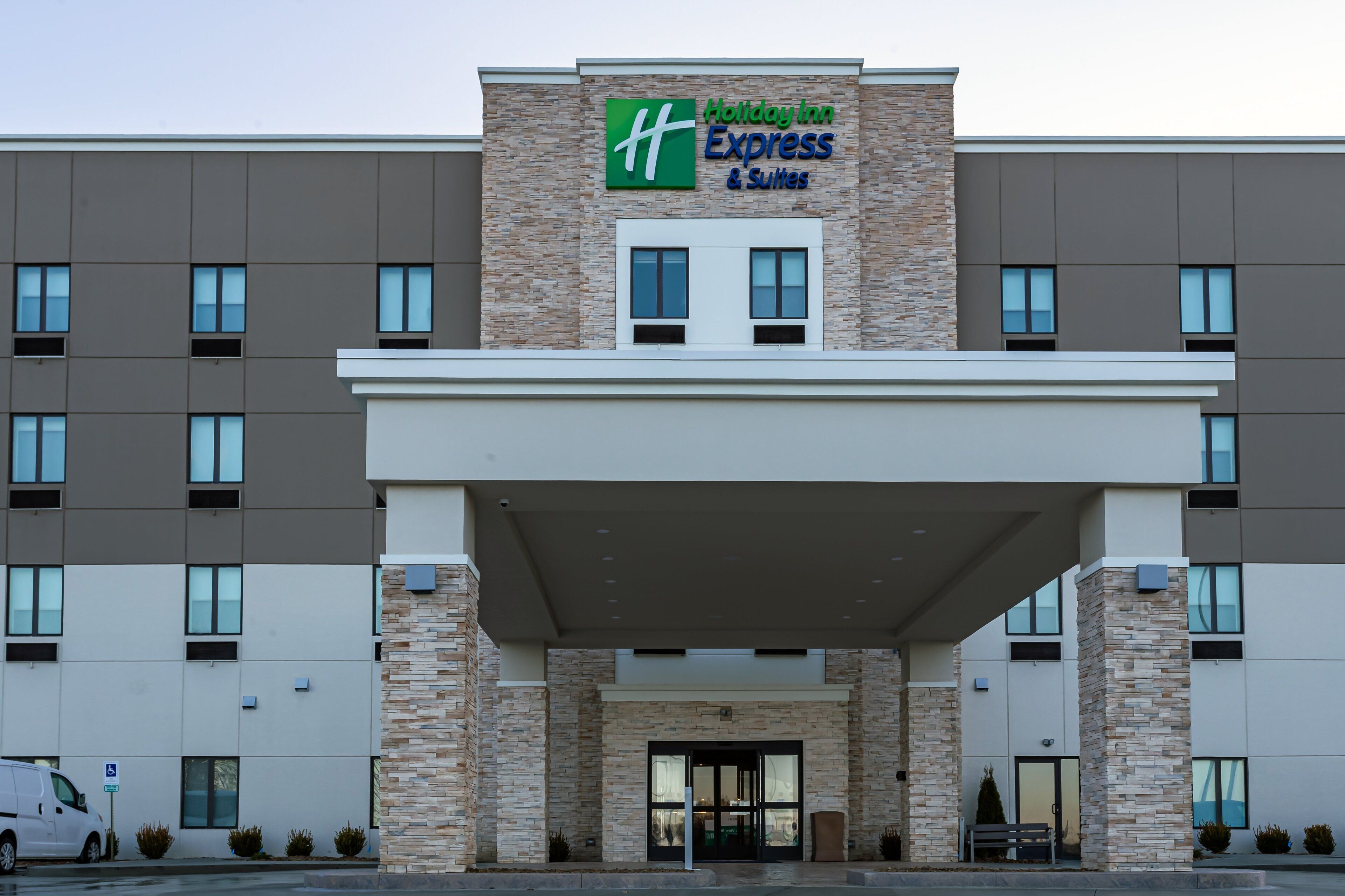 Holiday Inn Express & Suites Columbus-Worthington