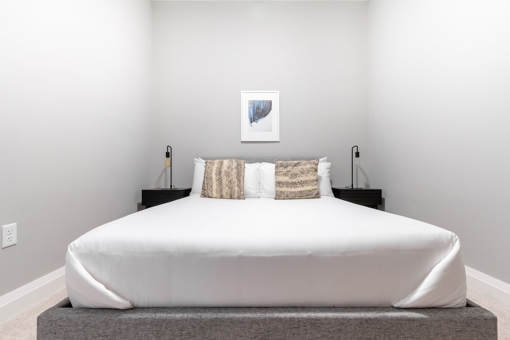 Mint House Columbus – Capitol Square