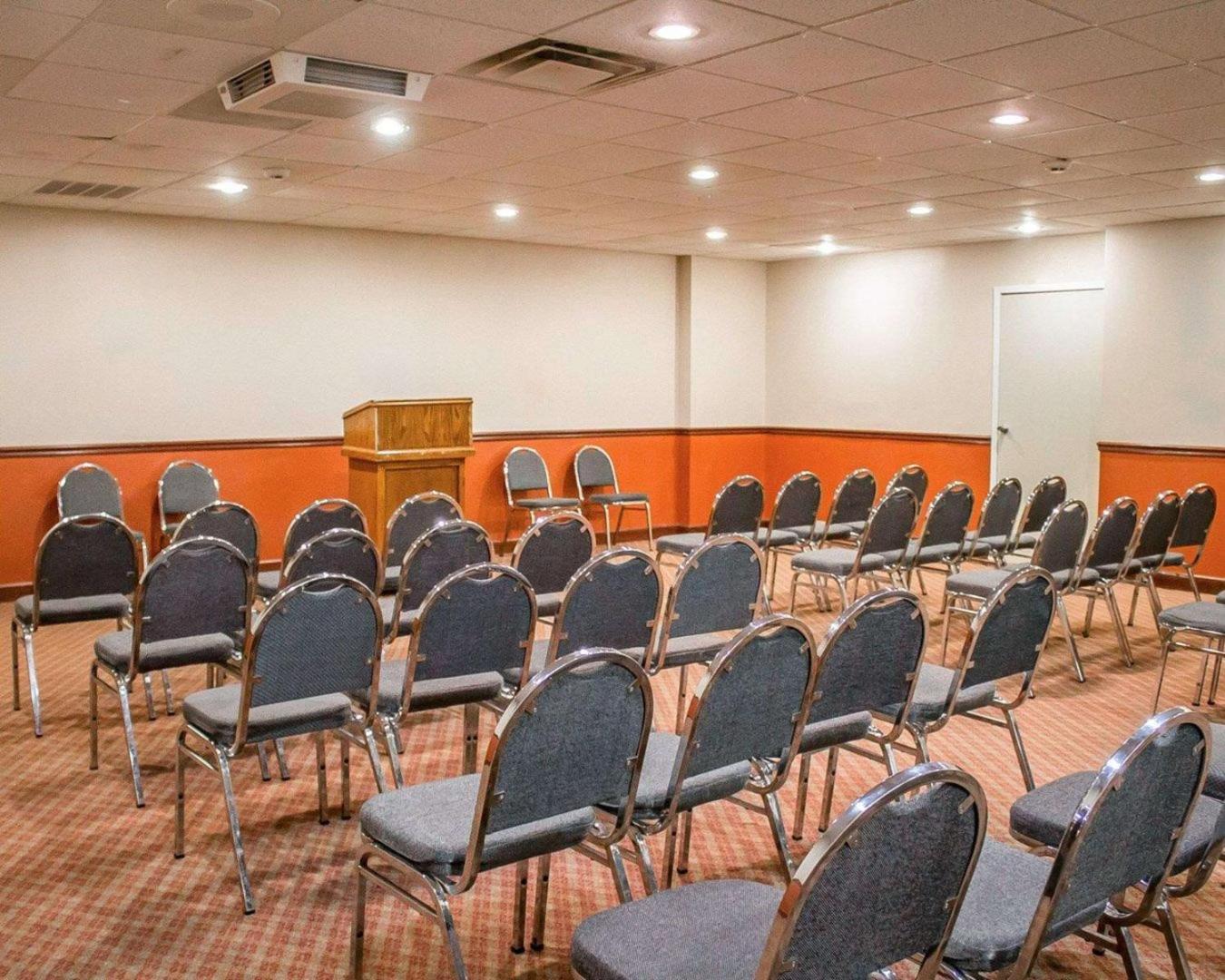 Howard Johnson by Wyndham Columbus State Fairgrounds I-71