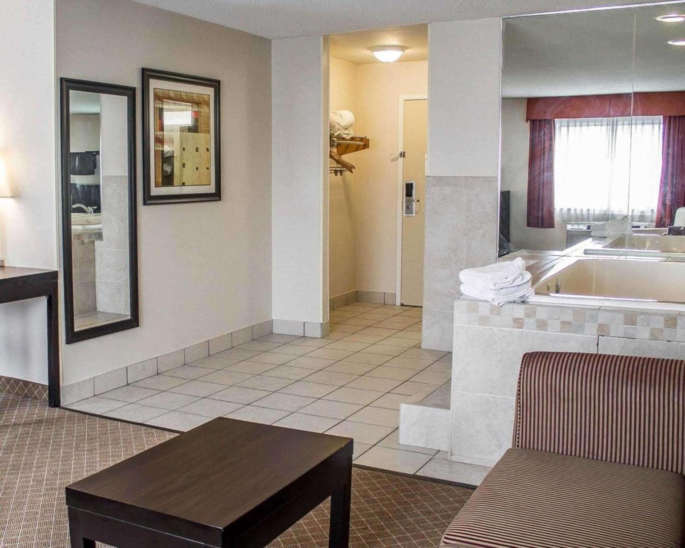 Howard Johnson by Wyndham Columbus State Fairgrounds I-71