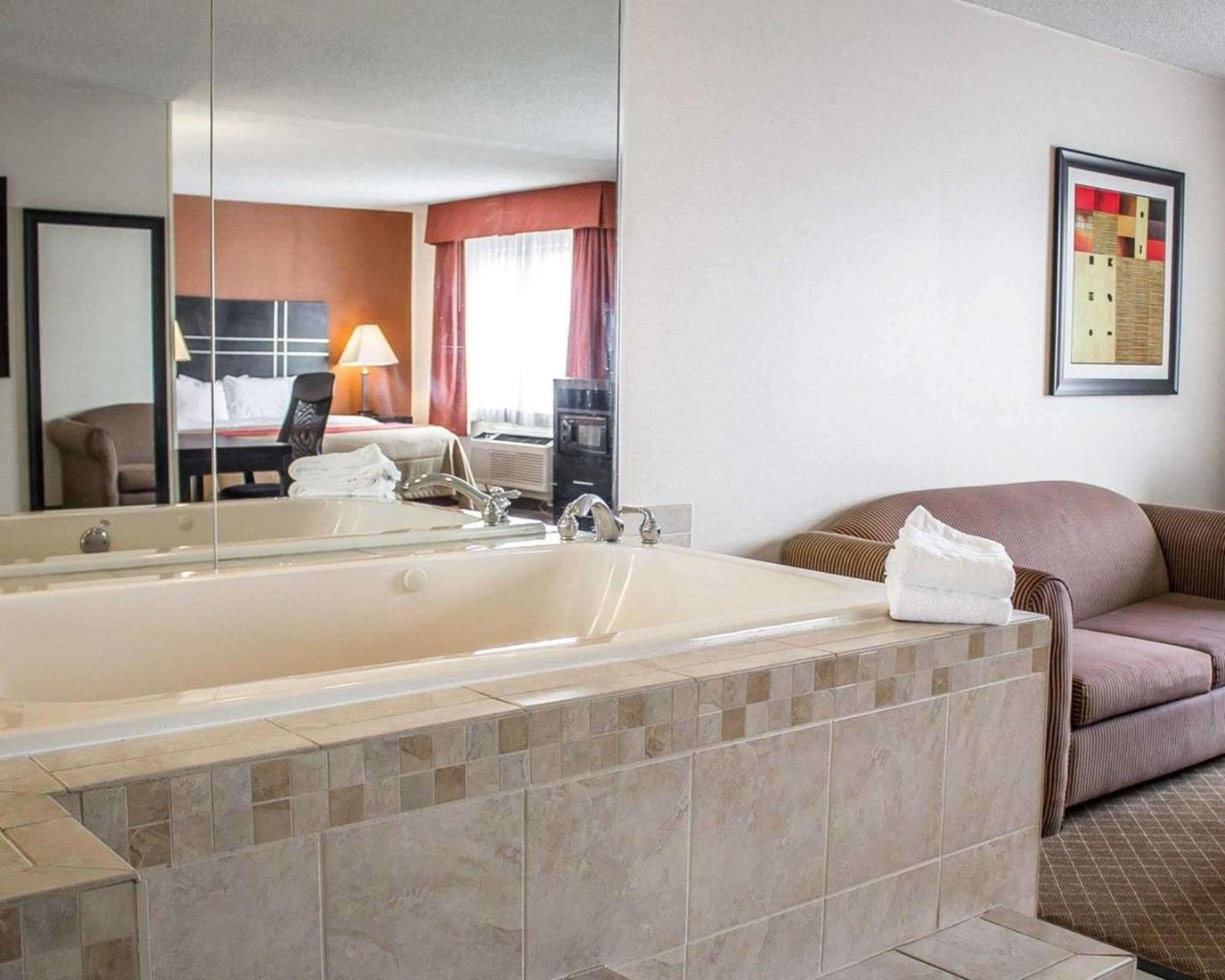 Howard Johnson by Wyndham Columbus State Fairgrounds I-71