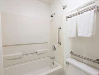 Super 8 by Wyndham Coshocton Roscoe Village