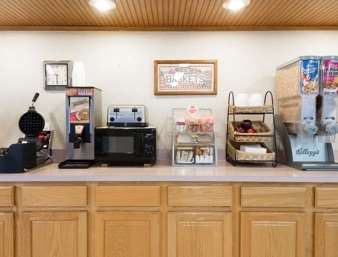 Super 8 by Wyndham Coshocton Roscoe Village