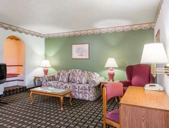 Super 8 by Wyndham Coshocton Roscoe Village