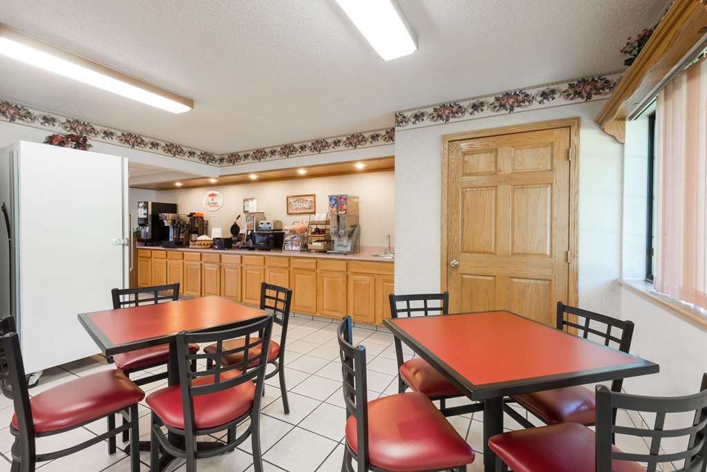 Super 8 by Wyndham Coshocton Roscoe Village