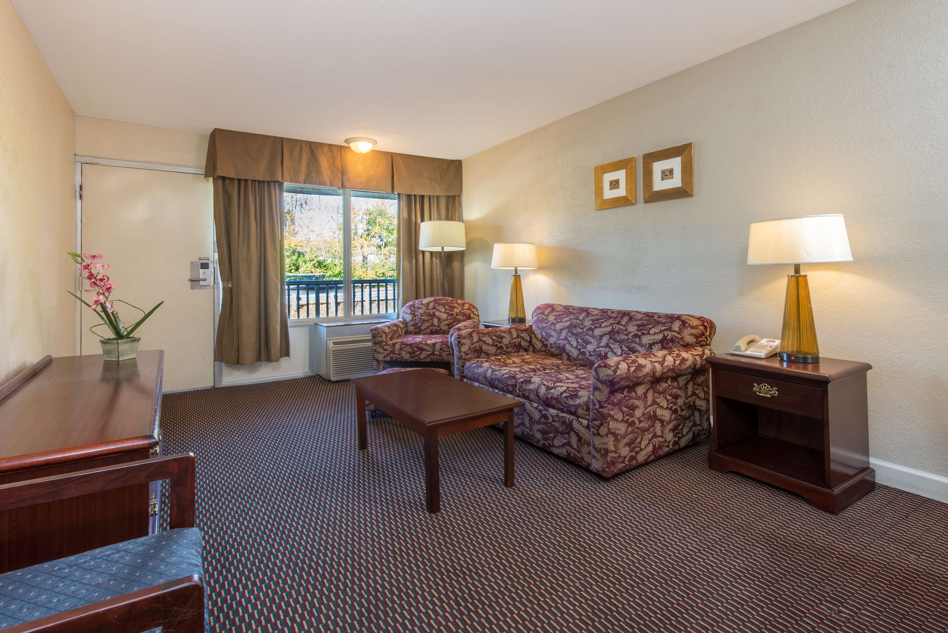 Days Inn & Suites by Wyndham Dayton North