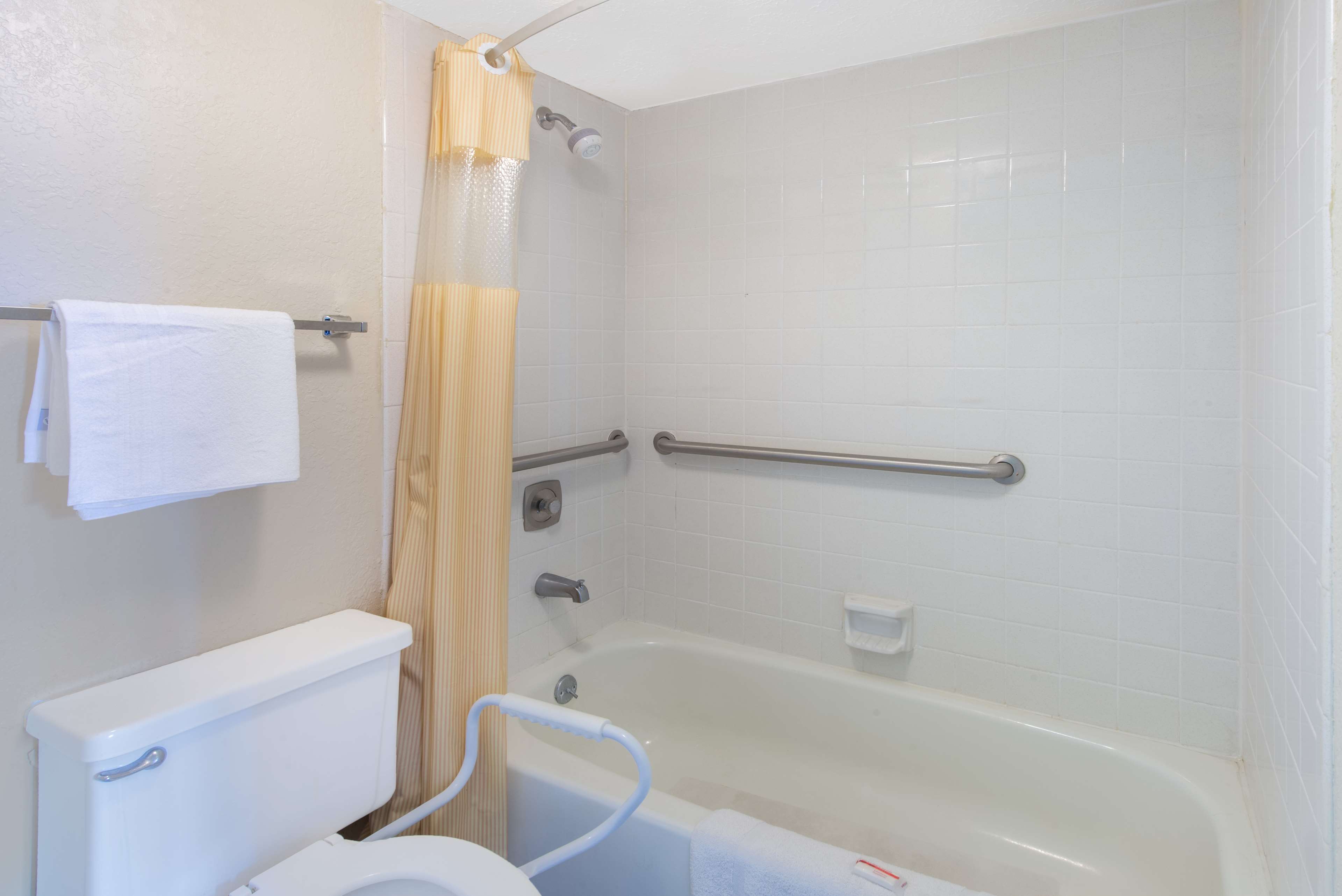 Days Inn & Suites by Wyndham Dayton North