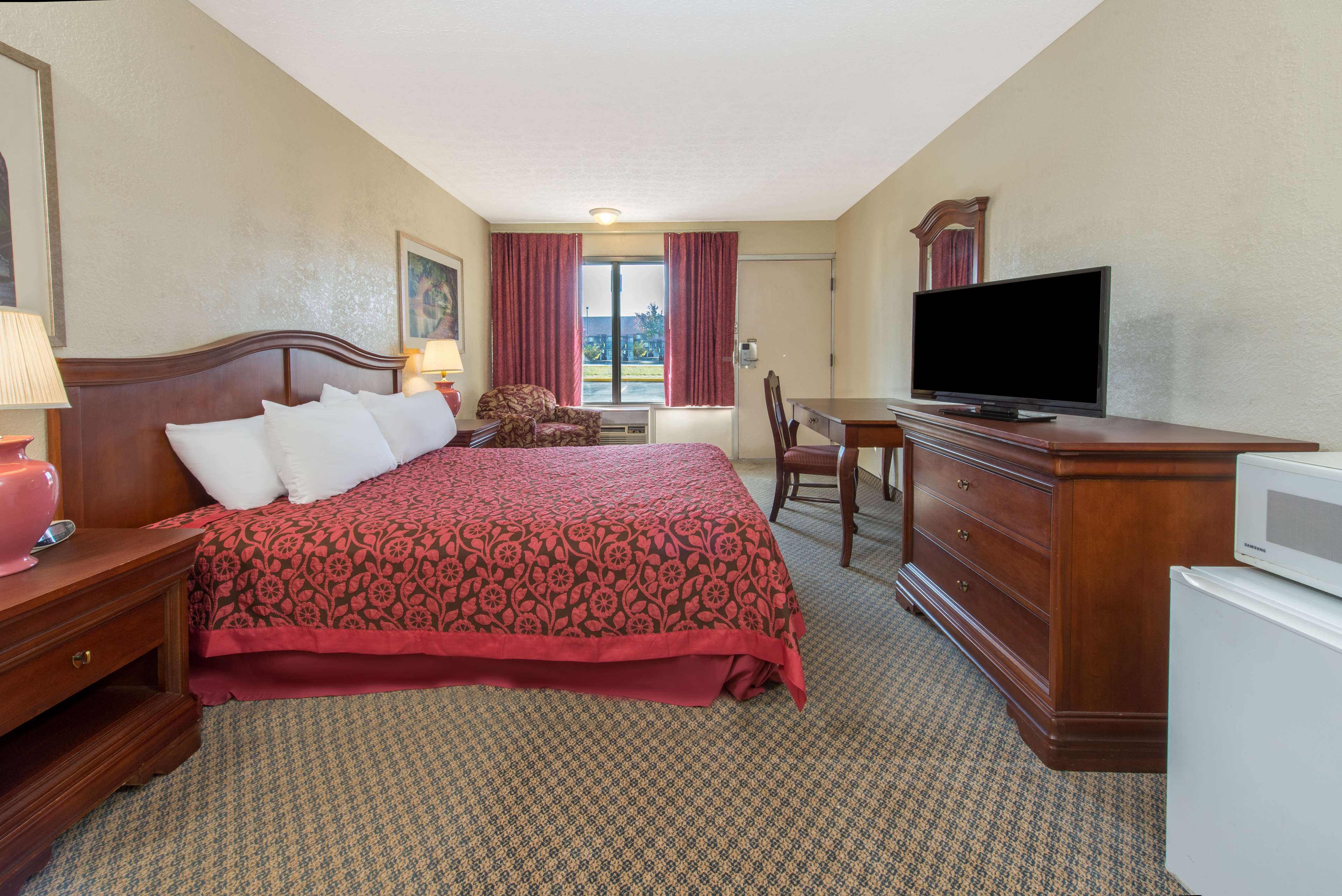 Days Inn & Suites by Wyndham Dayton North