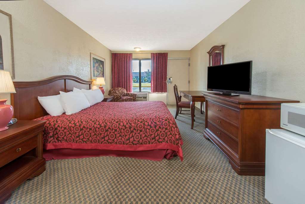 Days Inn & Suites by Wyndham Dayton North