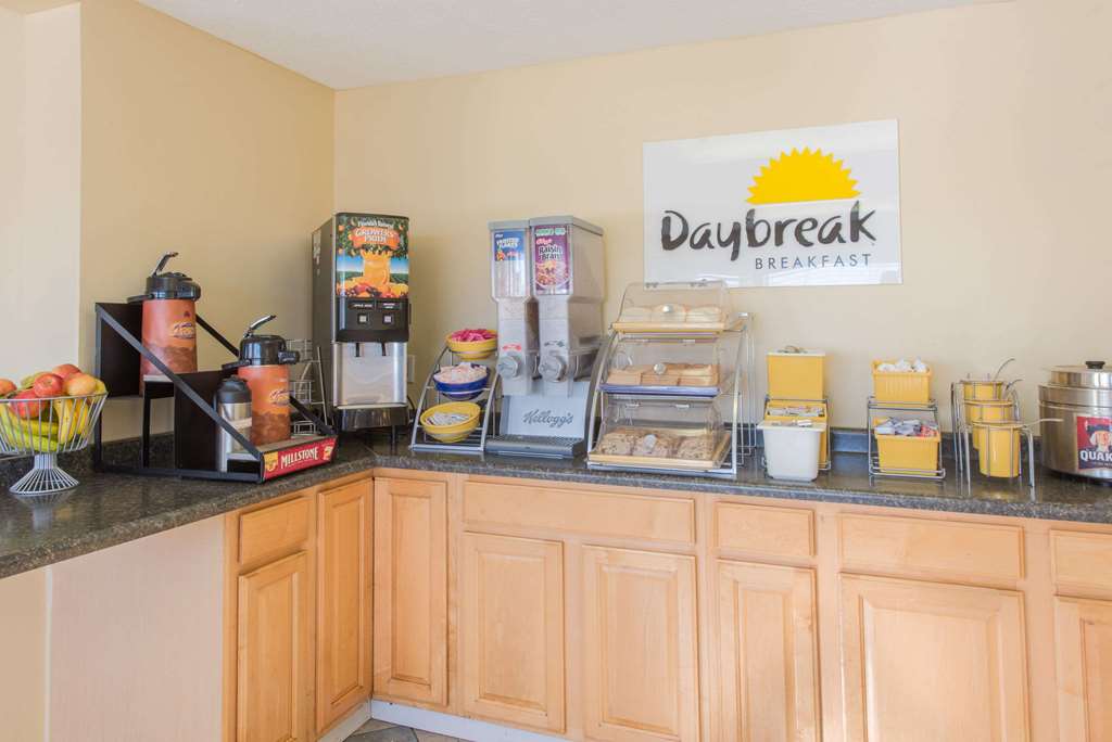 Days Inn & Suites by Wyndham Dayton North