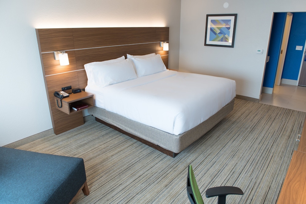 Holiday Inn Express & Suites Dayton North