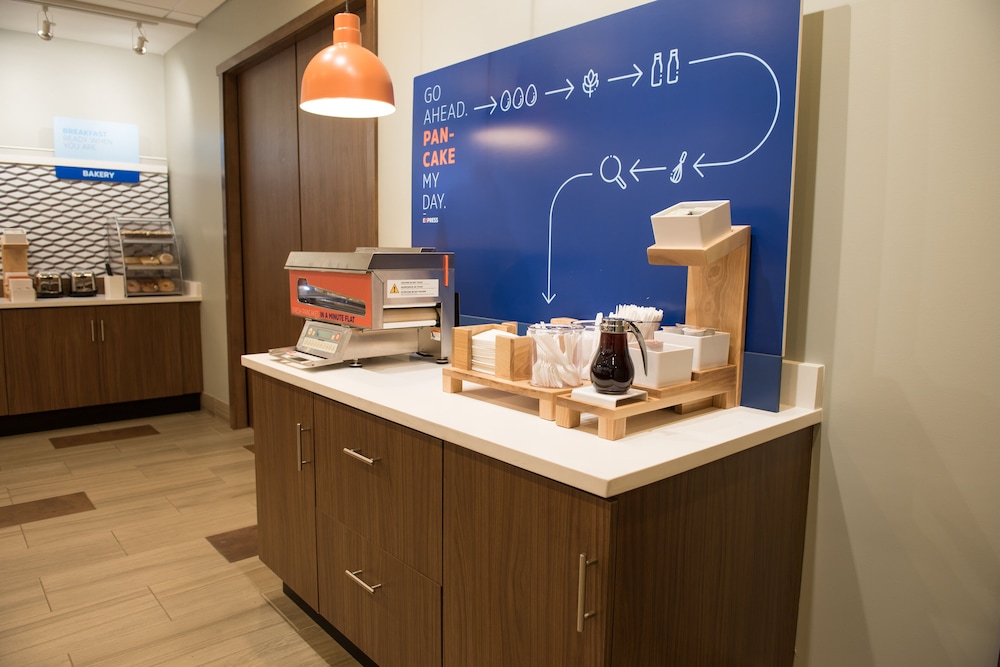 Holiday Inn Express & Suites Dayton North