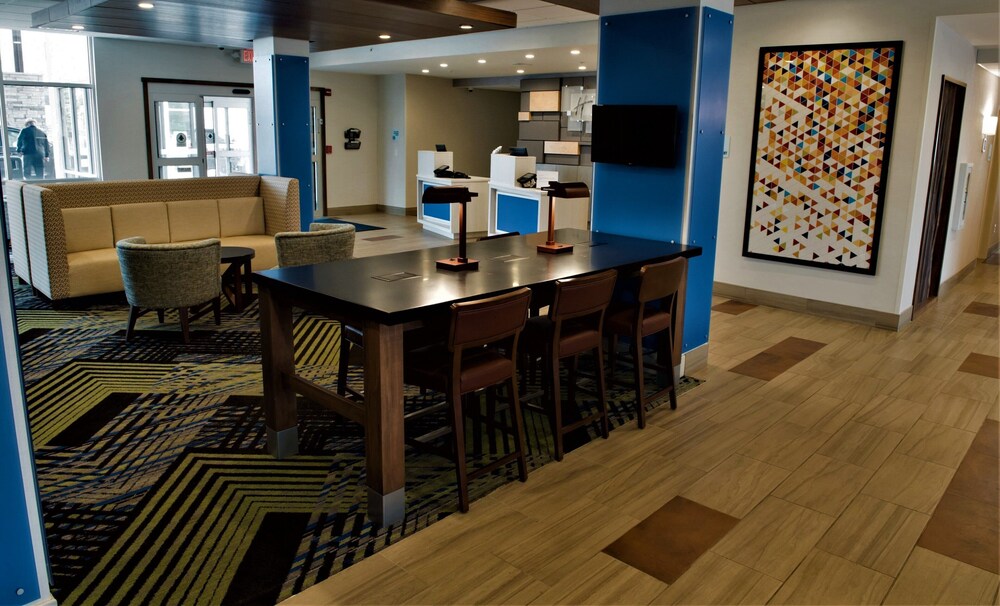 Holiday Inn Express & Suites Dayton North