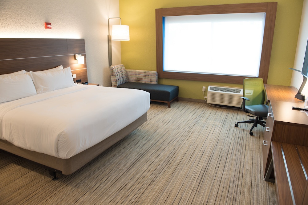 Holiday Inn Express & Suites Dayton North