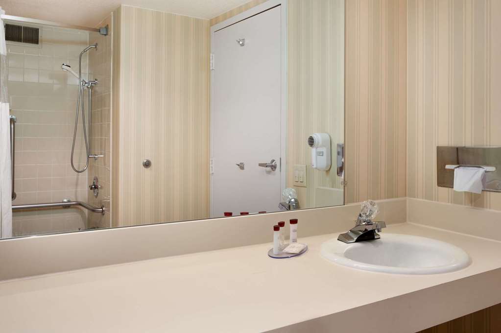 Days Inn & Suites by Wyndham Elyria