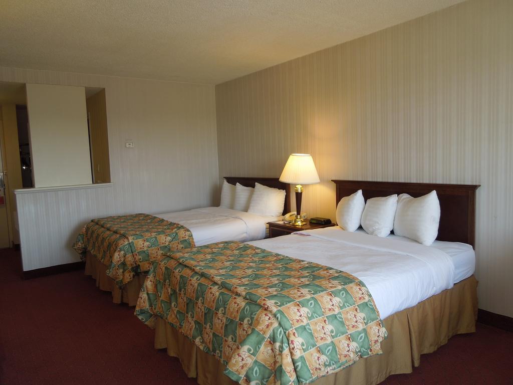 Days Inn & Suites by Wyndham Elyria