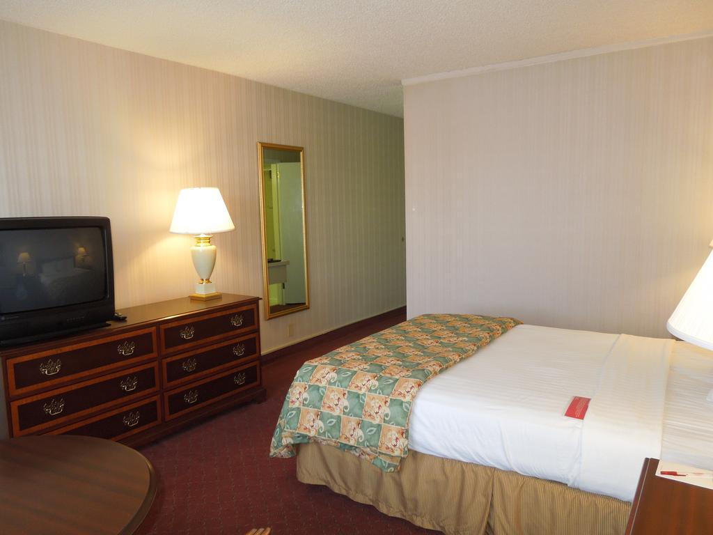 Days Inn & Suites by Wyndham Elyria