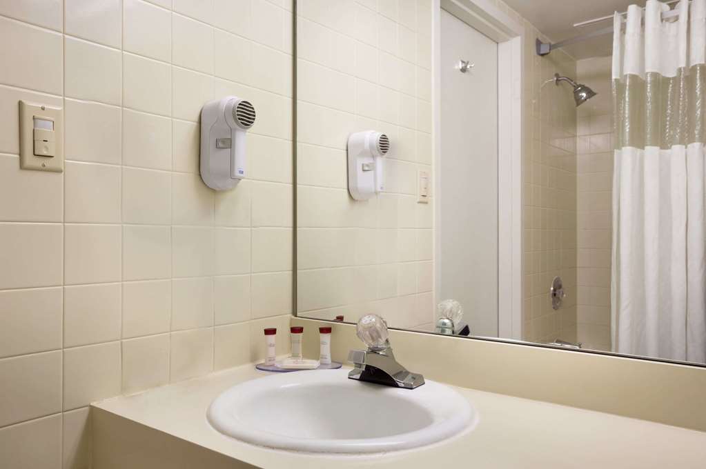 Days Inn & Suites by Wyndham Elyria